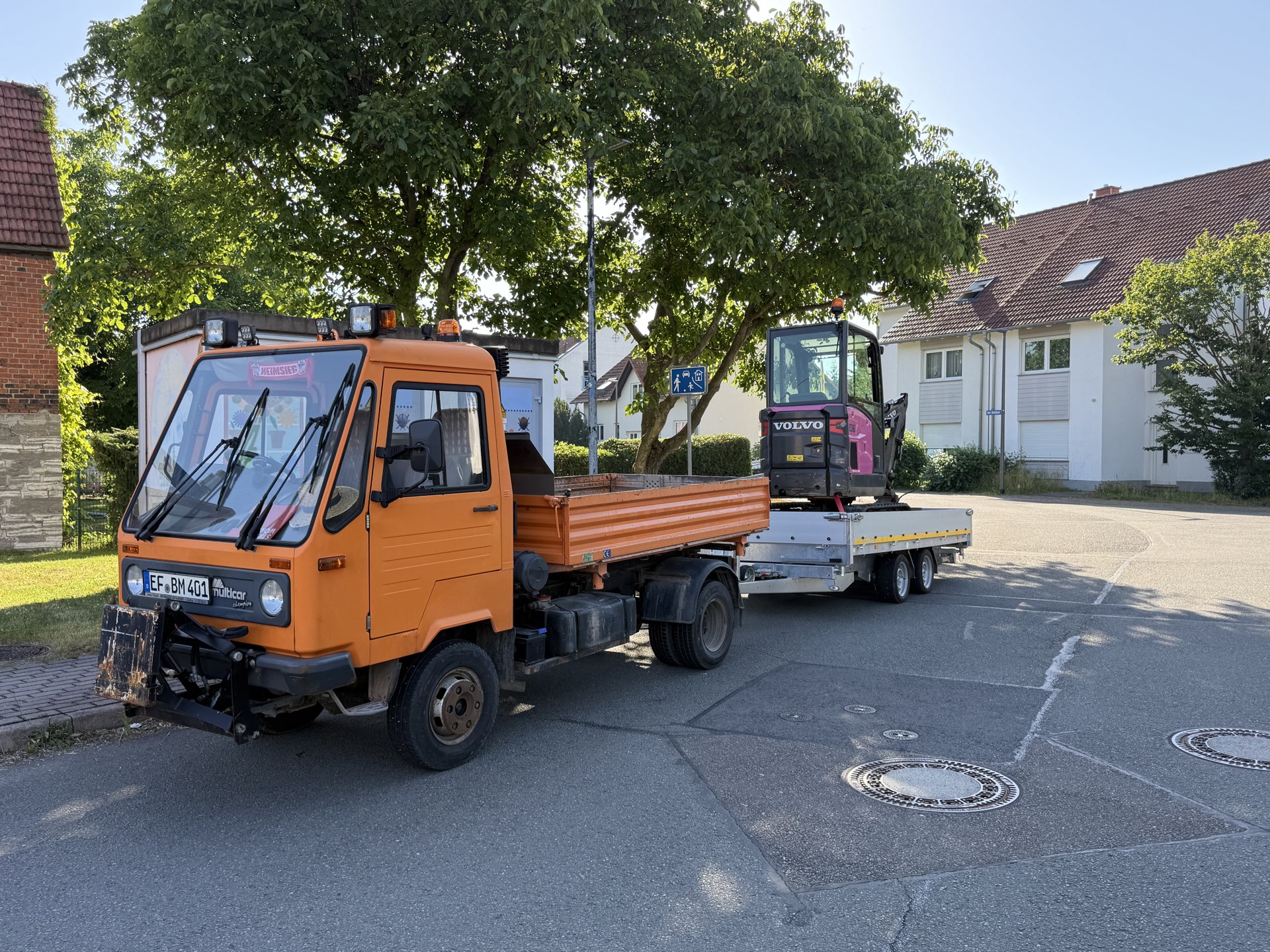 Bauservice Meintzschel: Transporter mit Minibagger im Einsatz in Erfurt